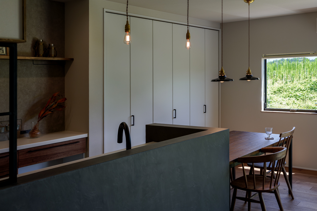 真鍮のペンダントライトがアクセント