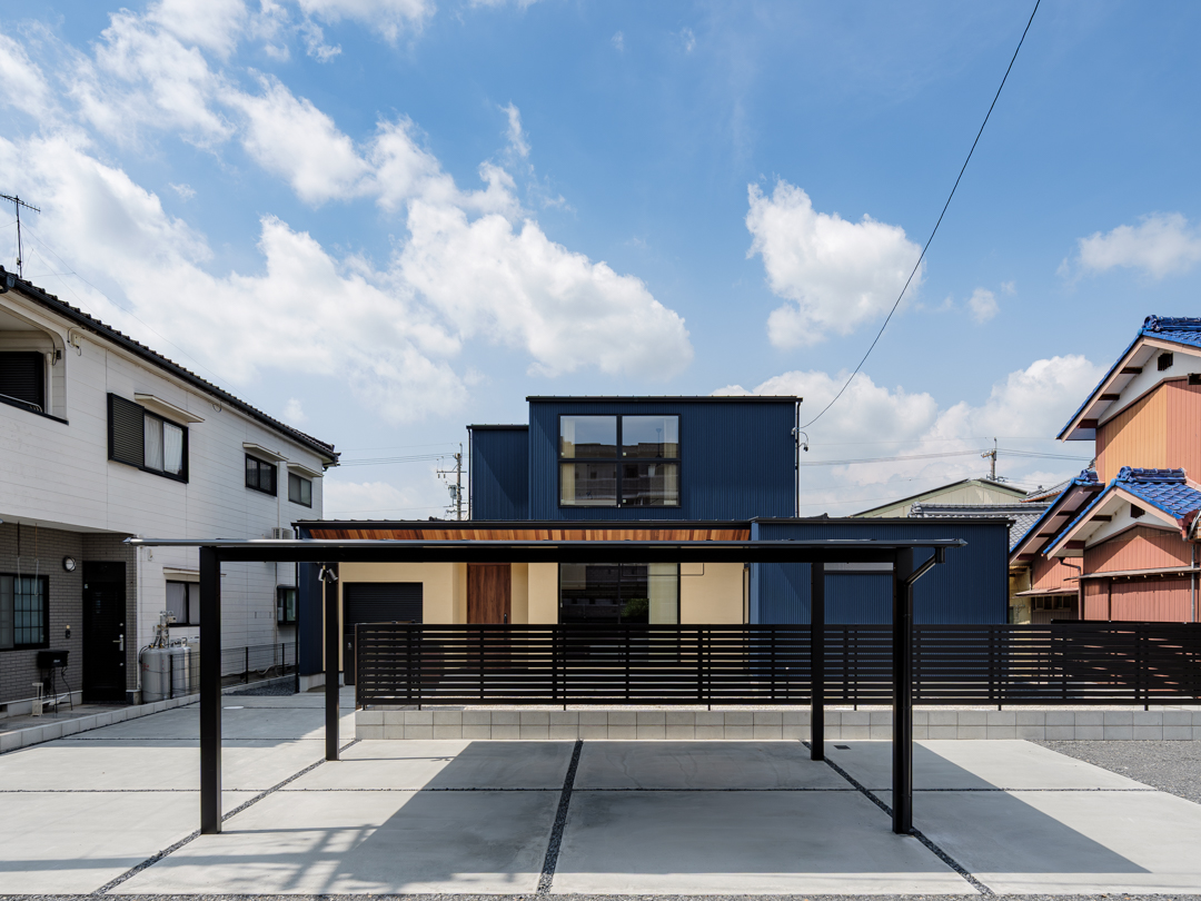 塗り壁×ガルバ×レッドシダー