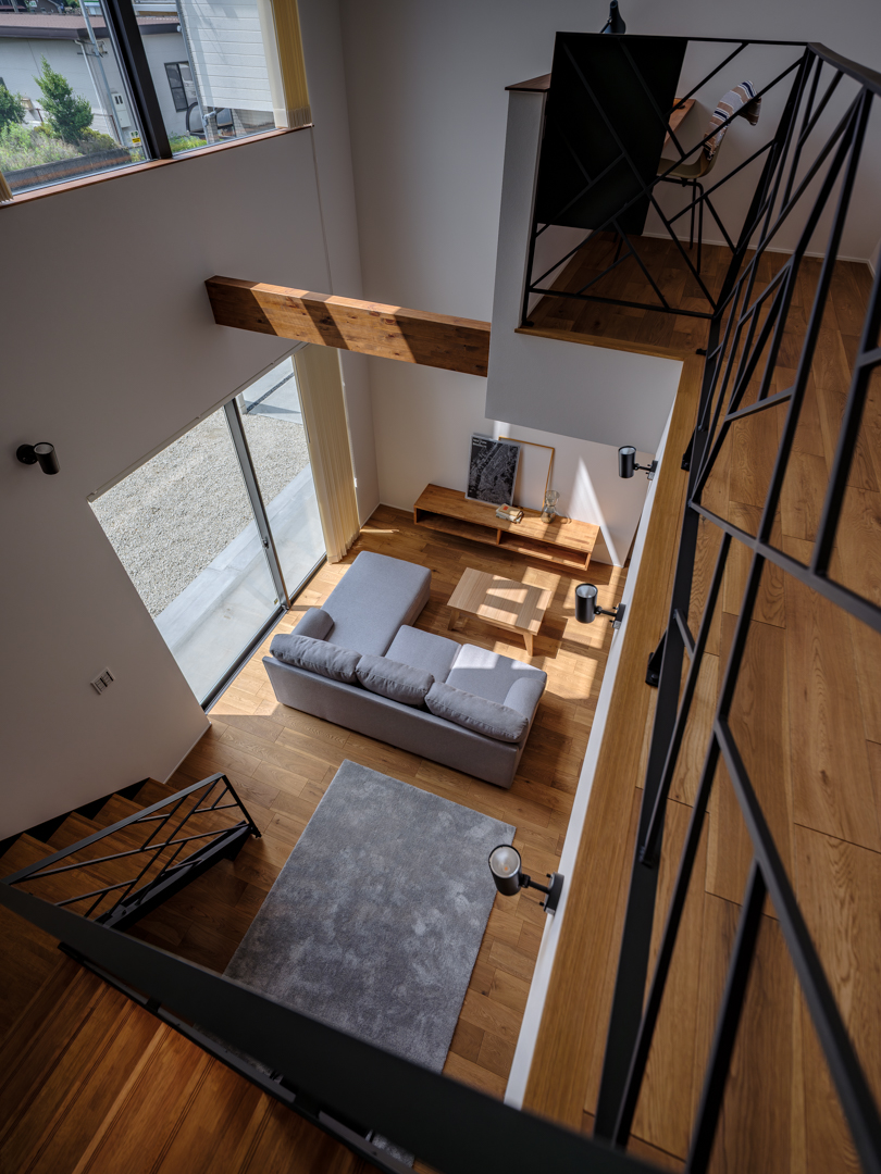 ブラックアイアンが映える回り階段