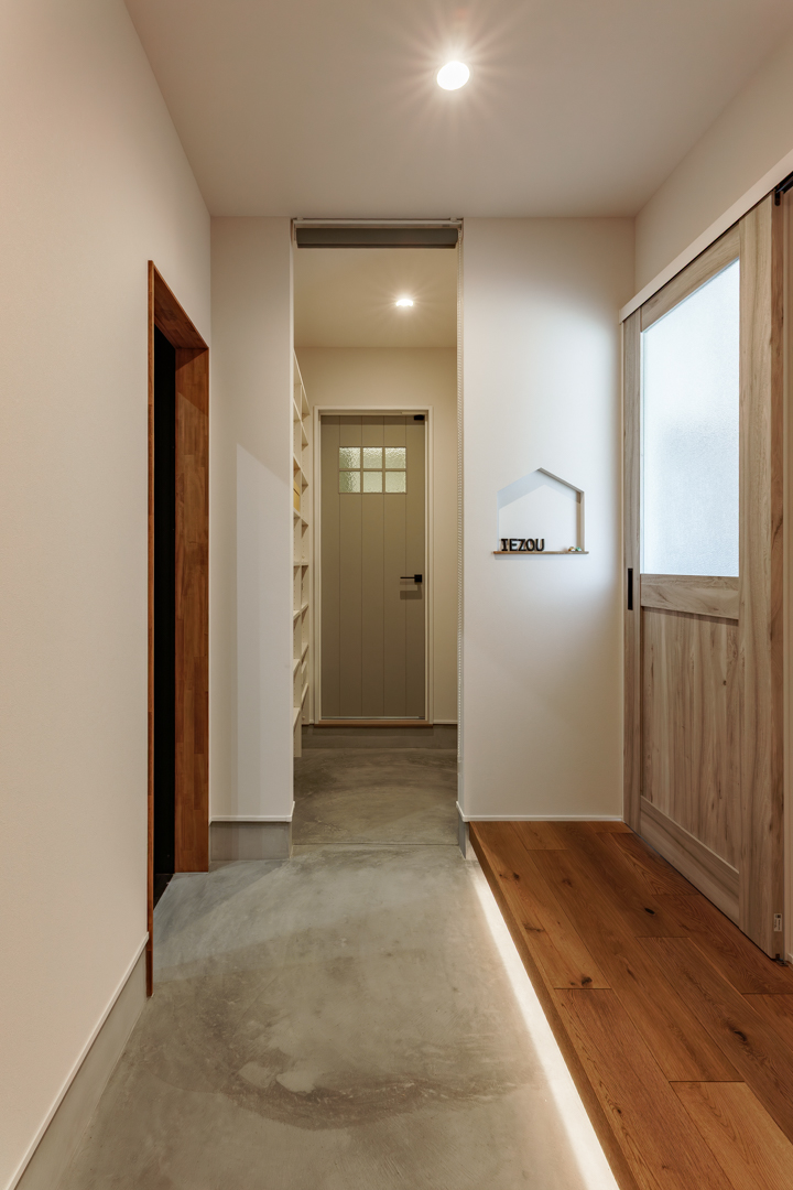 ガレージ、パントリー、リビングをつなぐ玄関ホール