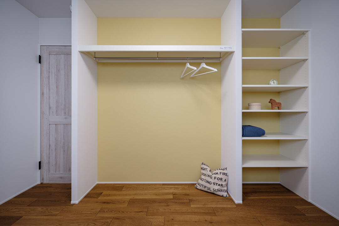 イエロークロスを採用した6帖の洋室