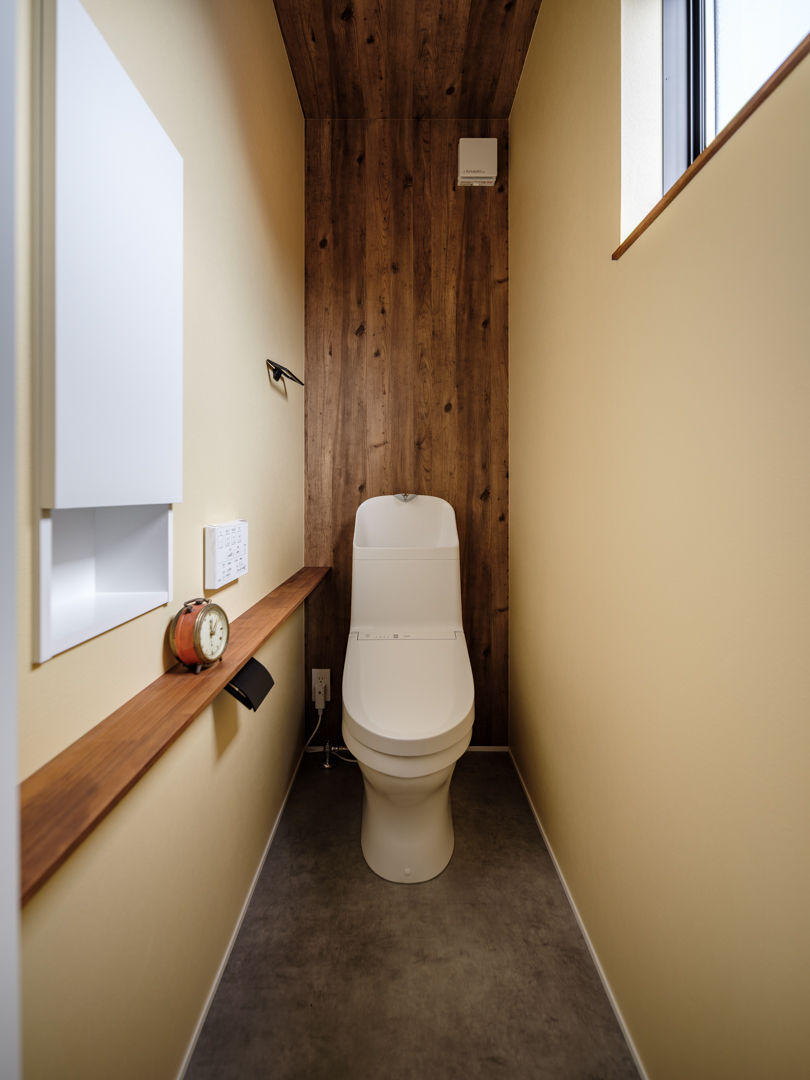 2階トイレは木目調×イエロー