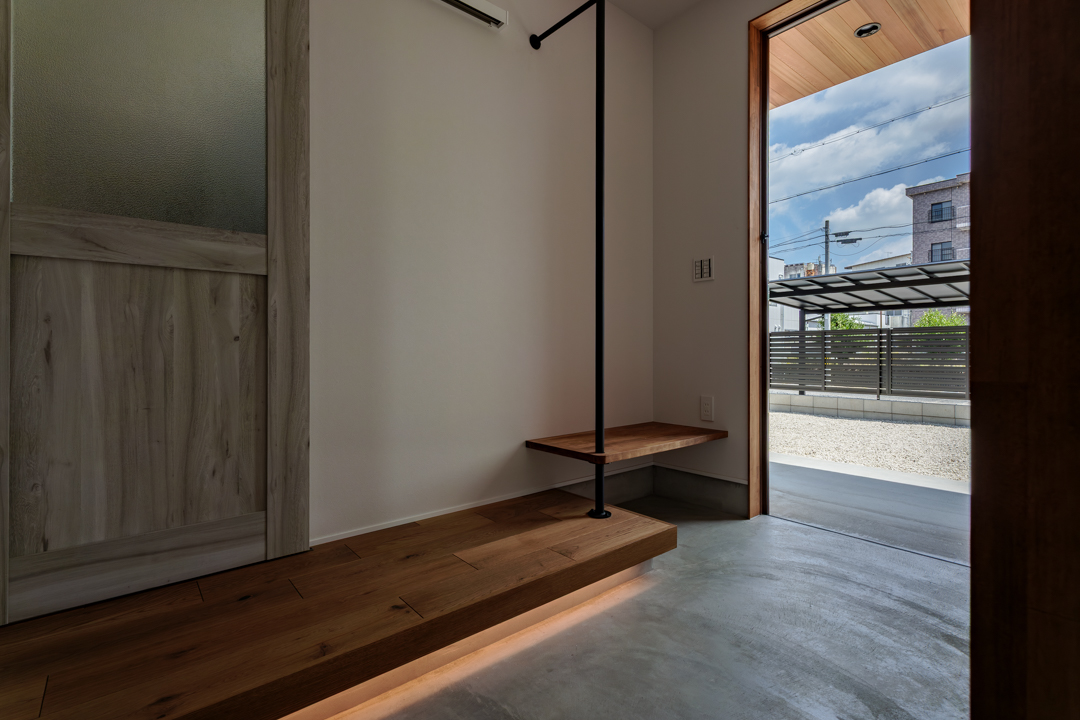 柔らかな光で足元を照らす間接照明