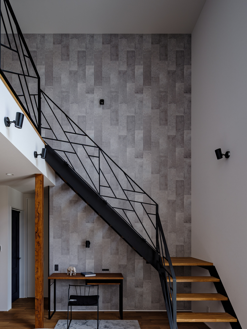 階段の壁面は目を引くタイル調クロス
