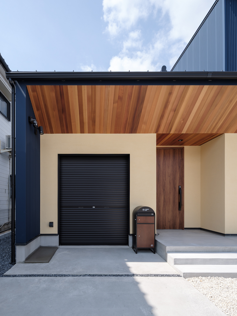 木の温もりを感じるレッドシダーの斜め軒天