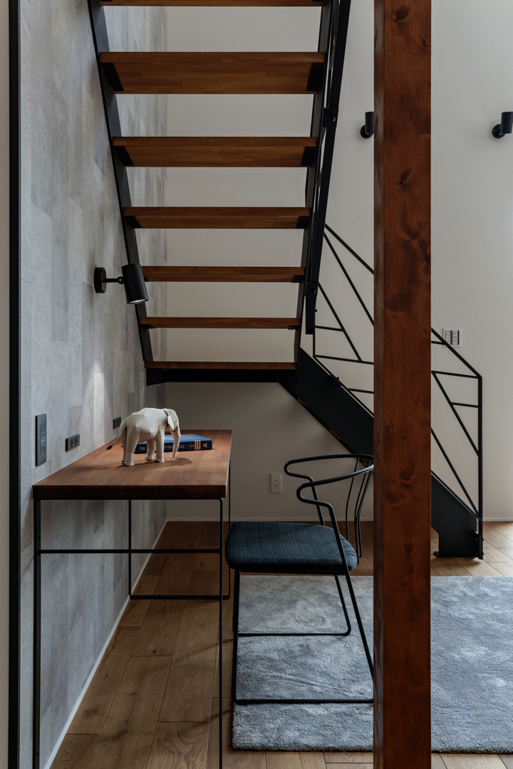 アイアン脚の造作テーブル