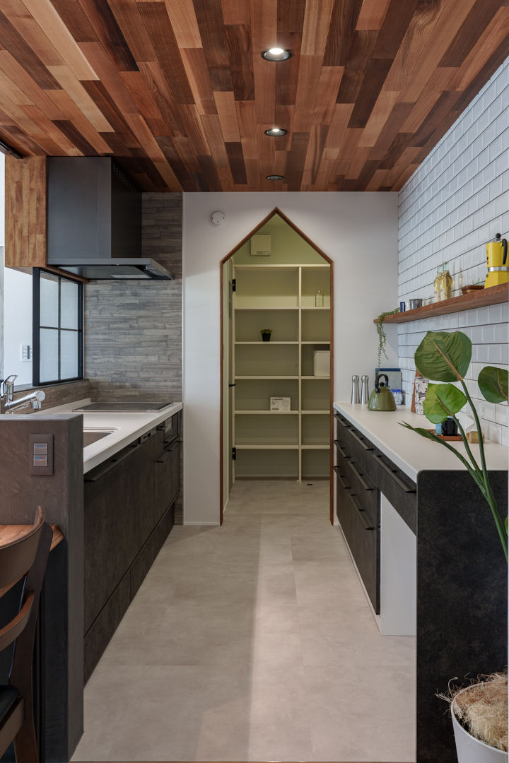天井はレッドシダー板張り、キッチン背面は全面タイルを採用