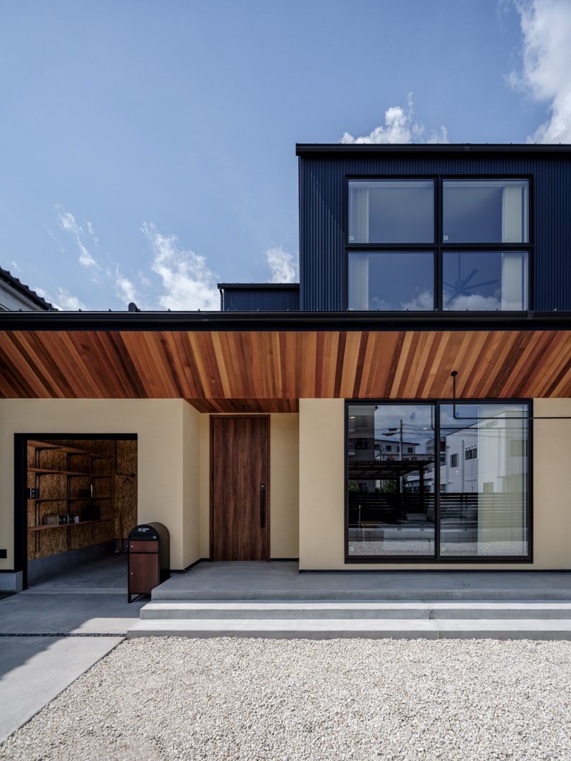 暮らしに馴染むモルタルデッキを採用