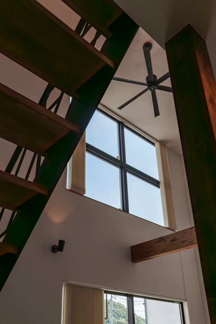 吹き抜け窓×シーリングファンで空間のアクセントに