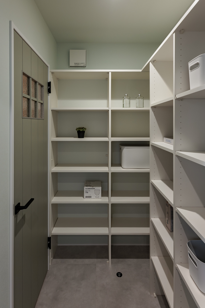 玄関から直接つながるパントリースペース