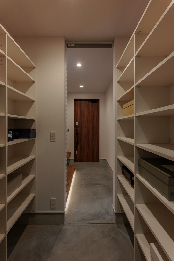 両サイドに棚収納があるシューズクローゼット