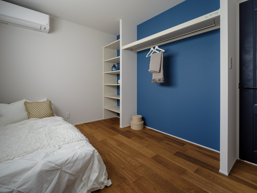 1Fの寝室はネイビーのアクセントクロス