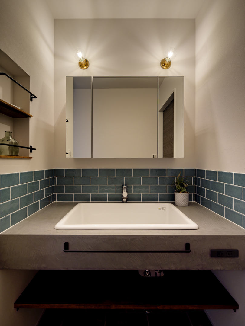 洗面鏡下は3面タイル張りで上質な雰囲気