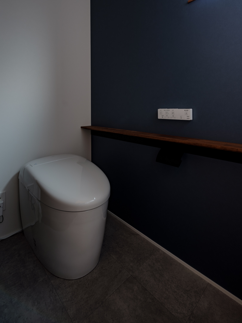 1Fトイレはネイビーのクロスを採用