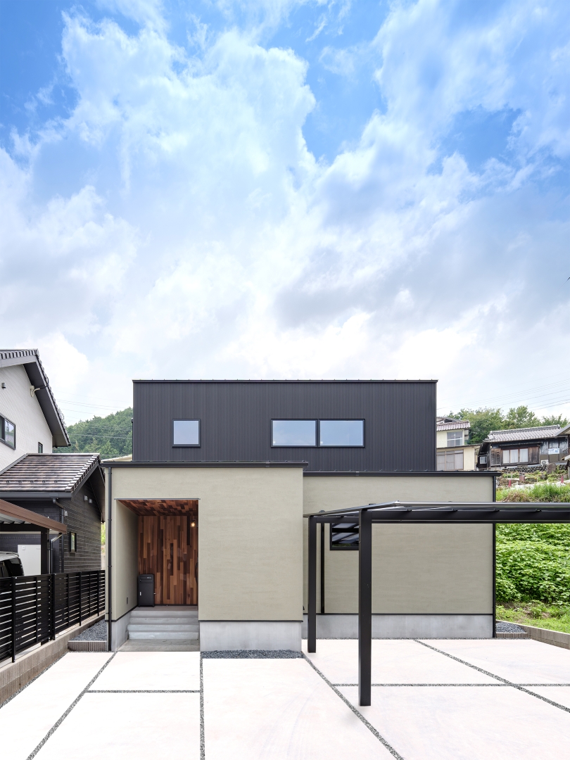 ガルバ8山×塗り壁×レッドシダー