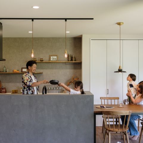 ガレージ付きの二世帯住宅