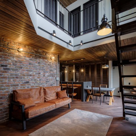 木、鉄、レンガ、漆喰。
手ざわりが印象に残る暮らし