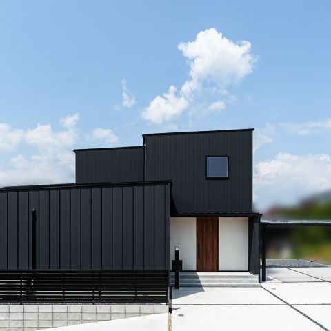 LUXE HOUSE「無垢と勾配天井が魅せる、20.5帖の上質LDK」